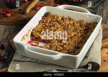 In casa di mirtillo palustre Cobbler Apple Crumble pronto a mangiare Foto Stock