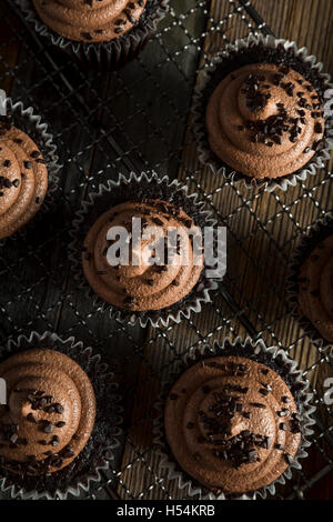 Dolci fatti in casa tortini di cioccolato con glassa di scuro sulla parte superiore Foto Stock