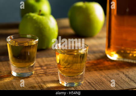 Apple alcolica aromatizzati Bourbon whiskey in un colpo di vetro Foto Stock