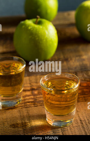 Apple alcolica aromatizzati Bourbon whiskey in un colpo di vetro Foto Stock