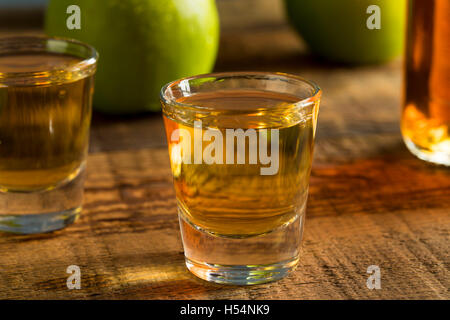 Apple alcolica aromatizzati Bourbon whiskey in un colpo di vetro Foto Stock