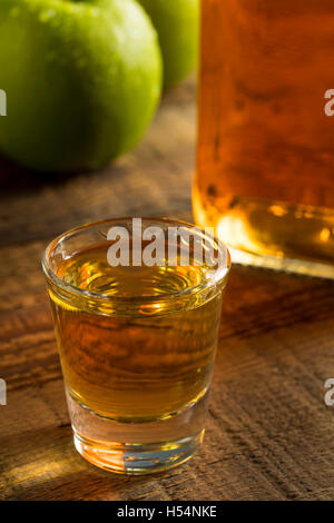 Apple alcolica aromatizzati Bourbon whiskey in un colpo di vetro Foto Stock