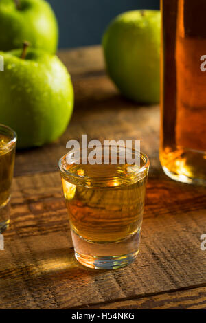 Apple alcolica aromatizzati Bourbon whiskey in un colpo di vetro Foto Stock