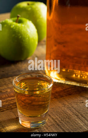 Apple alcolica aromatizzati Bourbon whiskey in un colpo di vetro Foto Stock