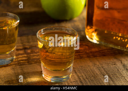 Apple alcolica aromatizzati Bourbon whiskey in un colpo di vetro Foto Stock