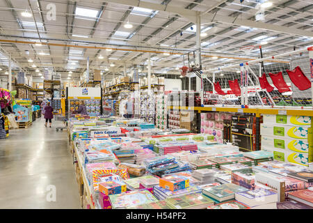 Interno della Costco Wholesale Store, Hanworth Road, Sunbury-on-Thames, Surrey, England, Regno Unito Foto Stock