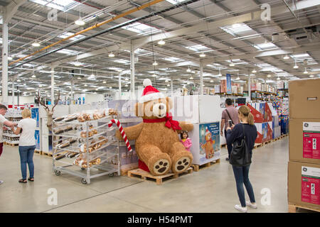 Interno della Costco Wholesale Store, Hanworth Road, Sunbury-on-Thames, Surrey, England, Regno Unito Foto Stock