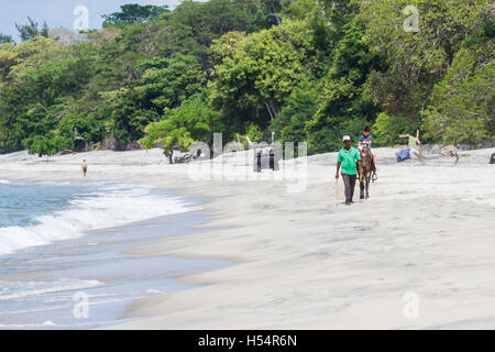 Santa Clara, Panama - 12 Giugno: giovane ragazzo su una passeggiate a cavallo lungo la spiaggia di Panama. Giugno 12 2016, Santa Clara, Panama. Foto Stock