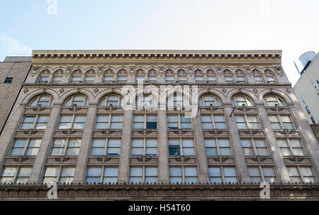La facciata esterna della peculiare 144 WEST 14TH STREET edificio nel Greenwich Village di New York. Foto Stock