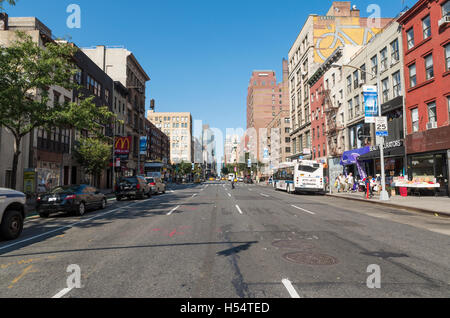 Vista guardando verso nord lungo la Sesta (6th) Avenue, Manhattan, New York, Foto Stock