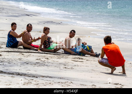 Santa Clara, Panama - 12 Giugno: i membri della famiglia in posa per un ritratto in spiaggia. Giugno 12 2016, Santa Clara, Panama. Foto Stock