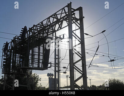 Linee aeree, linea ferroviaria elettrica,WCML,l'Inghilterra,UK Foto Stock