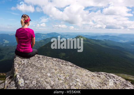 Da soli turisti in alta montagna Foto Stock