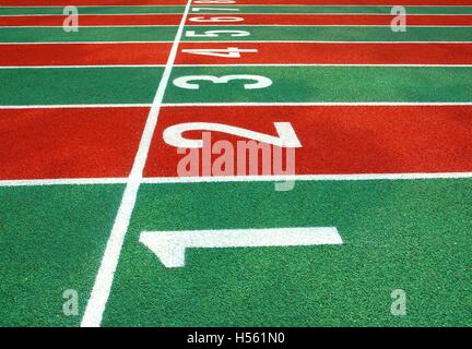 Le posizioni di partenza su un campo di atletica via Foto Stock