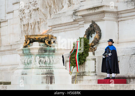 Roma,Italia-marzo 24,2015:una femmina di soldato di guardia al monumento del milite ignoto nell altare della patria in Roma