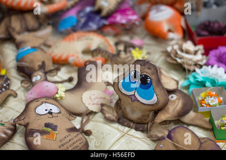 Russia, Syzran Fair in vacanza Syzranskiy pomodoro - Agosto 20, 2016. Artigianato tessile progetto. Sospensione dei giocattoli di caffè e cannella f Foto Stock