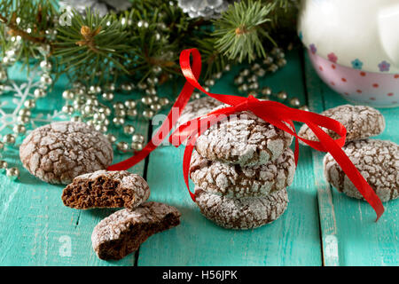 Natale biscotti con scaglie di cioccolato e zucchero a velo su un celebrativo sullo sfondo di Natale. Foto Stock