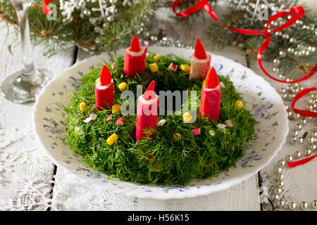 Tradizionale russo con insalata di riso e bastoncini di granchio. Inverno insalata di natale su un bianco tavolo di legno. Foto Stock