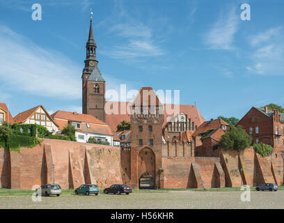 Fortificazione con Elbtor, dietro la chiesa di Santo Stefano, la città anseatica di Tangermünde, Sassonia-Anhalt, Germania Foto Stock