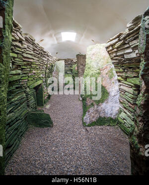 L'interno del Neolitico Unstan chambered cairn sulla terraferma e Isole Orcadi Scozia, Regno Unito Foto Stock
