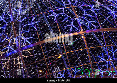 Le luci di natale decorazione vacanze in strada di città come sfondo Foto Stock