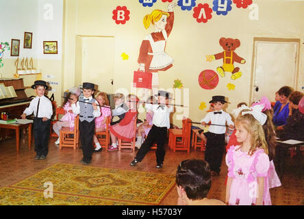 Scuola materna di VItebsk, 1998.vacanza per bambini della scuola materna di terminazione e andare alla prima classe di scuola.scansione pellicola. Foto Stock