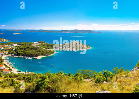 Arcipelago Adriatico antenna vista estiva, baia di Drage Pakostanske, Dalmazia, Croazia Foto Stock