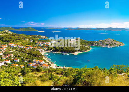 Arcipelago Adriatico antenna vista estiva, baia di Drage Pakostanske, Dalmazia, Croazia Foto Stock