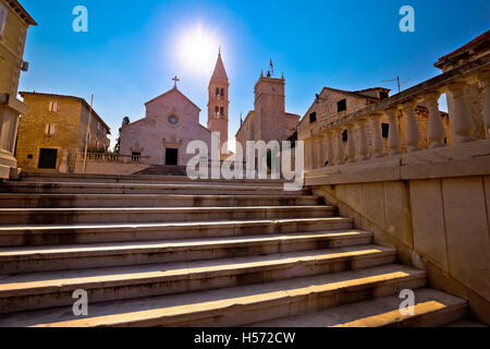 Piazza e Chiesa vista in Supetar, Isola di Brac Dalmazia, Croazia Foto Stock