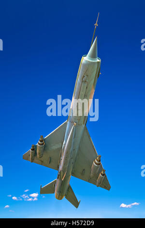 Jet da combattimento aereo volo sotto vista, cielo blu chiaro sfondo Foto Stock