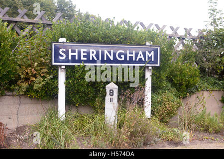 Sheringham Stazione ferroviaria segno sulla piattaforma - parte del North Norfolk ferrovia in Norfolk, Inghilterra Foto Stock