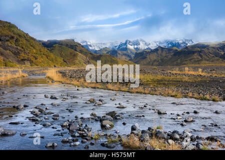 Thorsmork, una cresta di montagna tra i ghiacciai Tindfjallajokull e Eyjafjallajokull nel sud dell'Islanda. Foto Stock