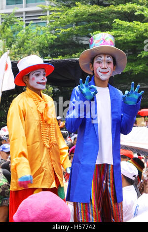 Due divertenti di fronte clown hanno eseguire al Presidente indonesiano il giorno dell'inaugurazione del carnevale. Foto Stock