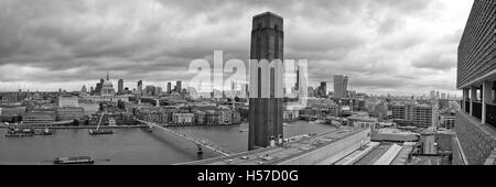 London, Regno Unito - Luglio 2016: Londra panoramica dalla Tate Modern interruttore tetto Casa terrazza di osservazione. Londra Inghilterra. San Paolo Foto Stock