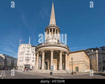 BBC Broadcasting House London REGNO UNITO costruito in Langham Place 1932 in stile Art Deco e estesa 2005 e tutte le anime chiesa Foto Stock