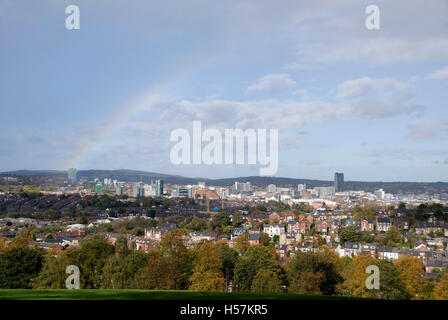 Sheffield, UK 19 OTT 2014: Arcobaleno sopra la città colpisce l'Università di Sheffield Arts Tower su 19 Ott 14 da Meersbrook Park Foto Stock