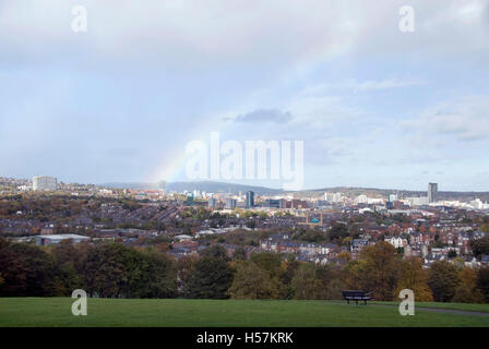 Sheffield, UK 19 OTT 2014: Arcobaleno sopra la città colpisce l'Università di Sheffield Arts Tower su 19 Ott 14 da Meersbrook Park Foto Stock