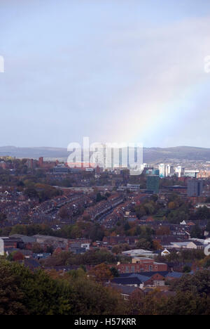 Sheffield, UK 19 OTT 2014: Arcobaleno sopra la città colpisce l'Università di Sheffield Arts Tower su 19 Ott 14 da Meersbrook Park Foto Stock