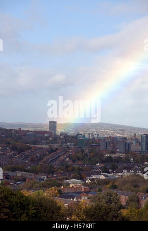 Sheffield, UK 19 OTT 2014: Arcobaleno sopra la città colpisce l'Università di Sheffield Arts Tower su 19 Ott 14 da Meersbrook Park Foto Stock