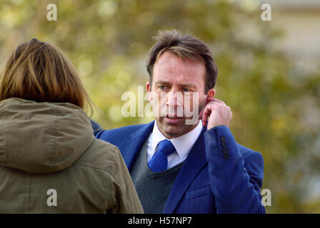 Ben Brown, BBC News presenter, al ritorno degli eroi evento in Trafalgar Square per la Rio Olimpici e Paralimpici squadre, 2016 Foto Stock