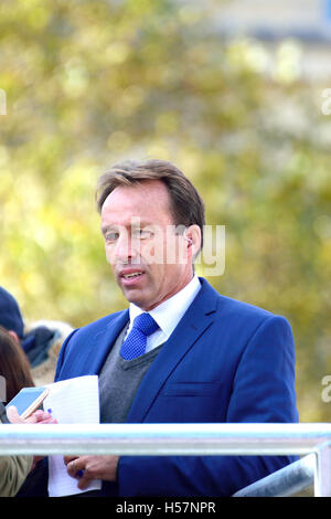 Ben Brown, BBC News presenter, al ritorno degli eroi evento in Trafalgar Square per la Rio Olimpici e Paralimpici squadre, 2016 Foto Stock