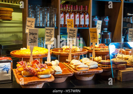 Zaharra Bar Caffetteria Enoteca su Plaza Nueva, o Plaza Barria in lingua basca, Bilbao, Spagna Foto Stock