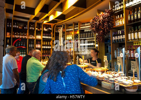 Zaharra Bar Caffetteria Enoteca su Plaza Nueva, o Plaza Barria in lingua basca, Bilbao, Spagna Foto Stock