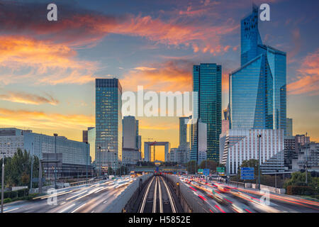 La Defense, Parigi. Immagine di edifici per uffici nella parte moderna della Parigi- La Defense durante il bellissimo tramonto. Foto Stock