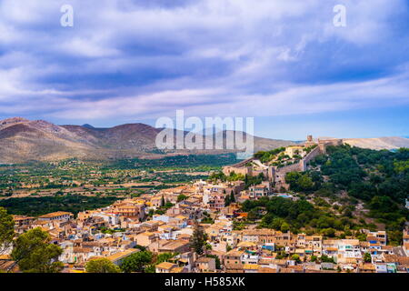 Il Castello di Capdepera su una verde collina, sull'isola di Mallorca, Spagna. Foto Stock