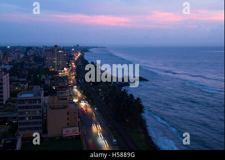 Vista sul lungomare all'Oceano Indiano al crepuscolo, Colombo, Sri Lanka Foto Stock