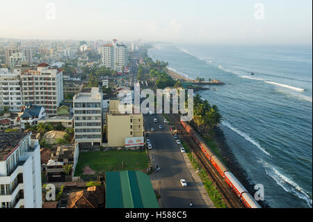 Vista sul mare e il passaggio di un treno, Colombo, Sri Lanka Foto Stock