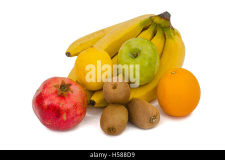 Chiusura del mucchio di frutta, isolati su sfondo bianco. Concetto di mangiare sano la dieta e stile di vita Foto Stock