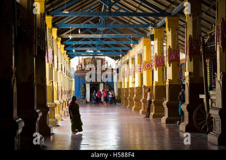 Interno del tempio Munneswaram, tempio indù nel villaggio Munneswaram, Chilaw, Sri Lanka Foto Stock