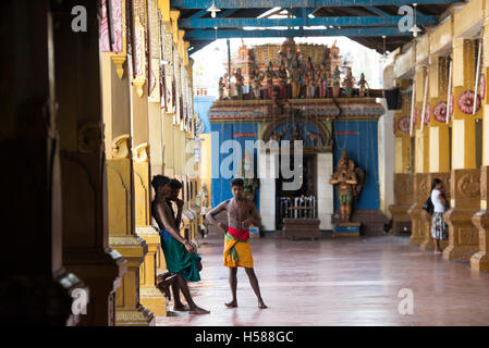 Interno del tempio Munneswaram, tempio indù nel villaggio Munneswaram, Chilaw, Sri Lanka Foto Stock